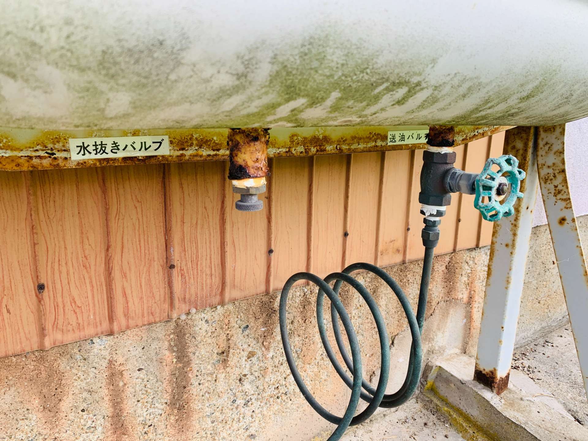 灯油タンク（オイルタンク）の水抜き方法と水を抜く理由 | ずっと安心して使っていただけるサービス | 石川・富山・福井で電気工事から水道工事を