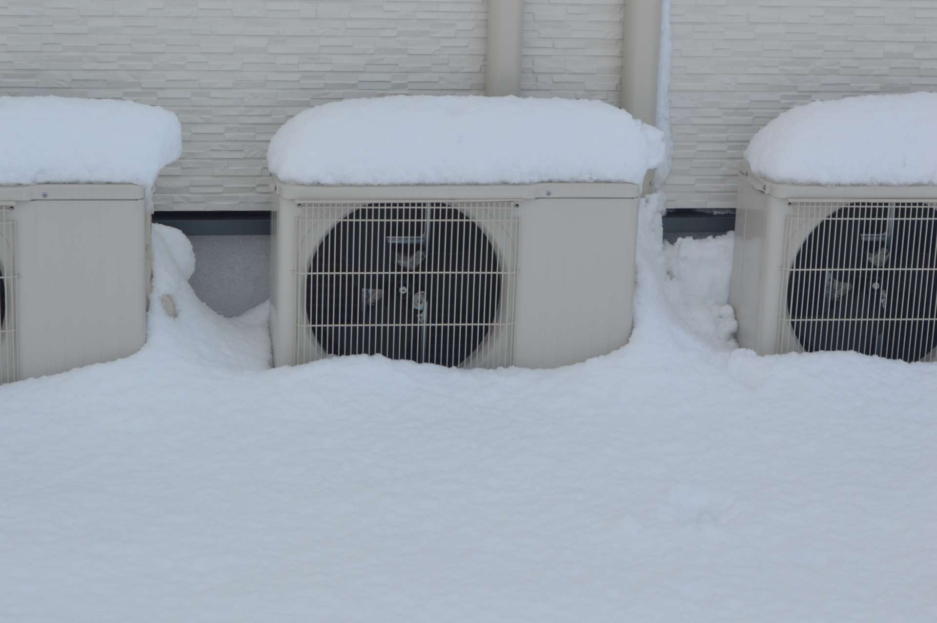 冬にエアコンの暖房運転が止まる理由