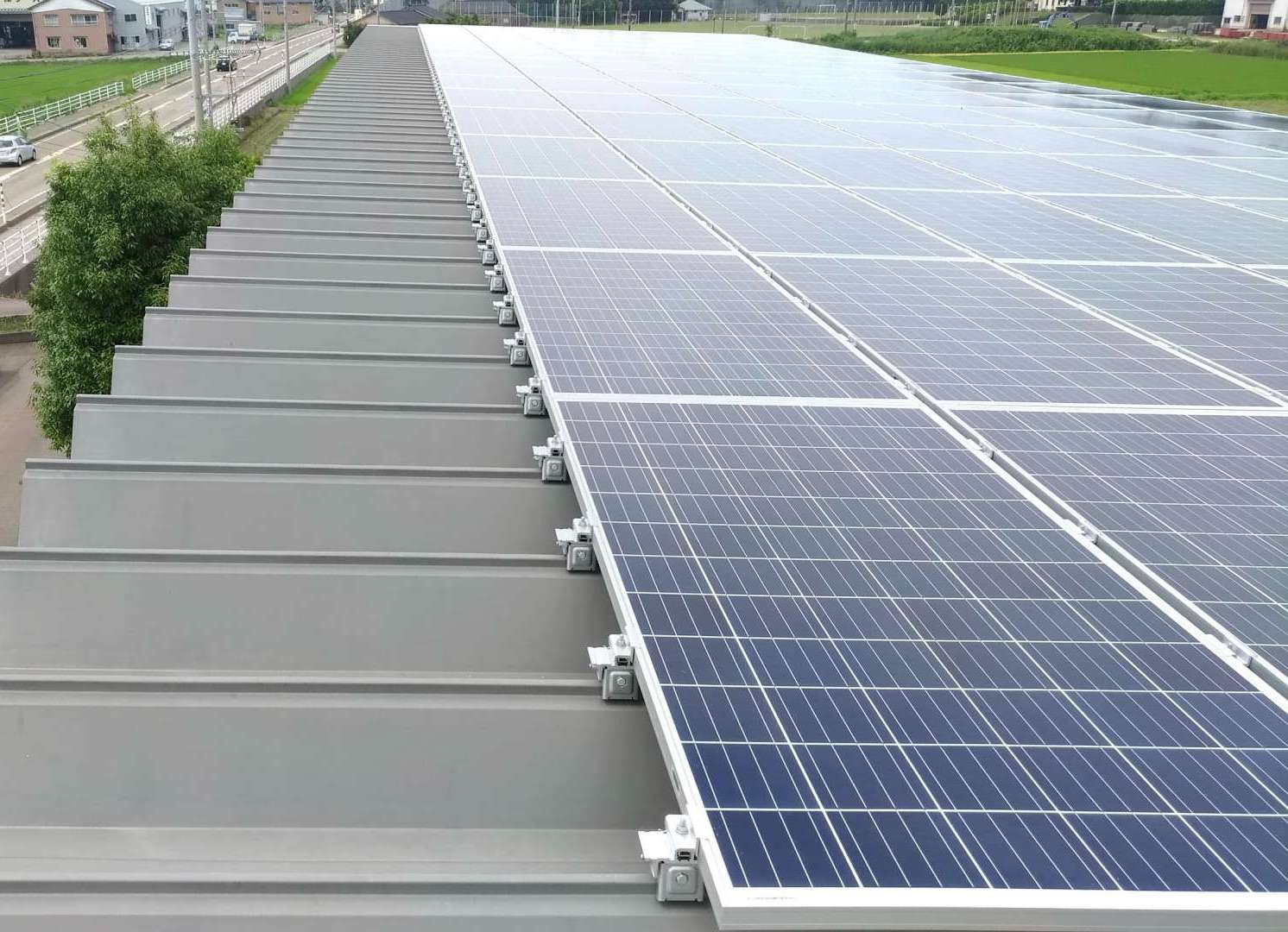 太陽光発電工事（石川県、社屋、折板屋根）